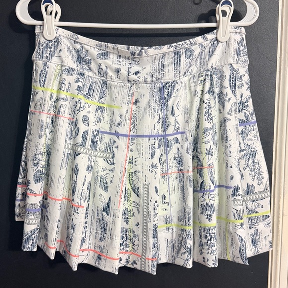 Lucky in Love Ocean Reef Club Electric Toile Athletic Moisture Wicking Size: M - Picture 3 of 7